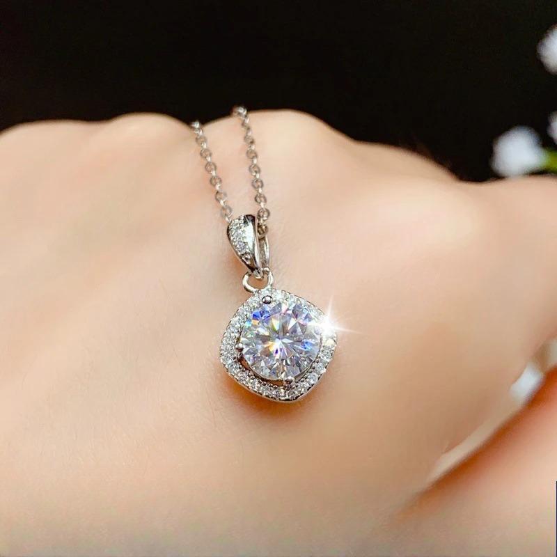 Fashion Luxury Trendy Classic 1ct Moissanite Irregular Sqaure Necklace for Charm Women 925 Silver Party Jewelry Gift
Fashion Luxury Trendy Classic 1ct Moissanite Irregular Sqaure Necklace for Charm Women 925 Silver Party Jewelry Gift
