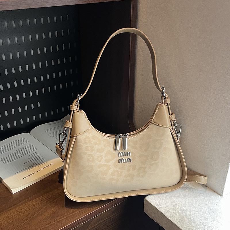 Универсальная сумка подмышку женская новая трендовая нишевая повседневная сумка через плечо Универсальная ретро сумка-мессенджер хаки
Универсальная сумка подмышку женская новая трендовая нишевая повседневная сумка через плечо Универсальная ретро сумка-мессенджер хаки