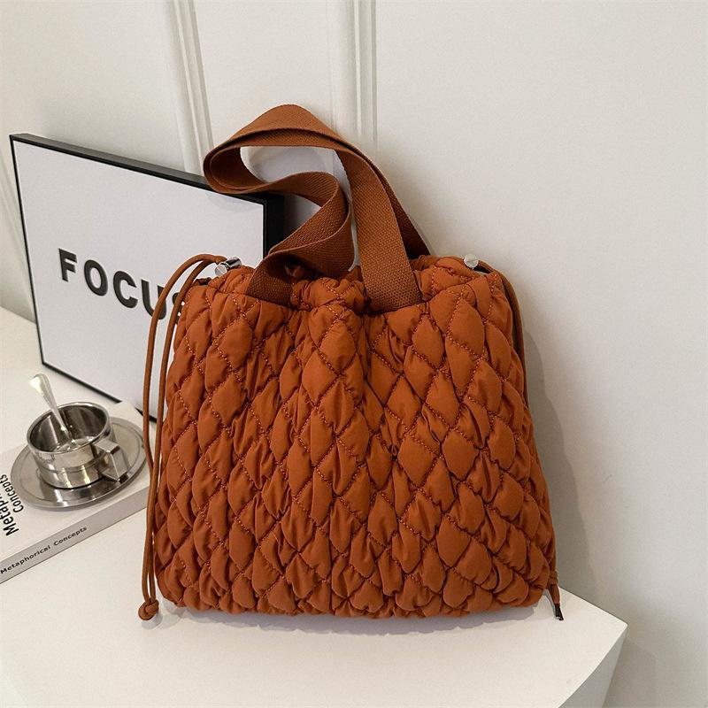 Bag autumn and winter new cloud pleated bag casual personality lightweight large capacity tote bag diamond messenger bag білий
Bag autumn and winter new cloud pleated bag casual personality lightweight large capacity tote bag diamond messenger bag білий
