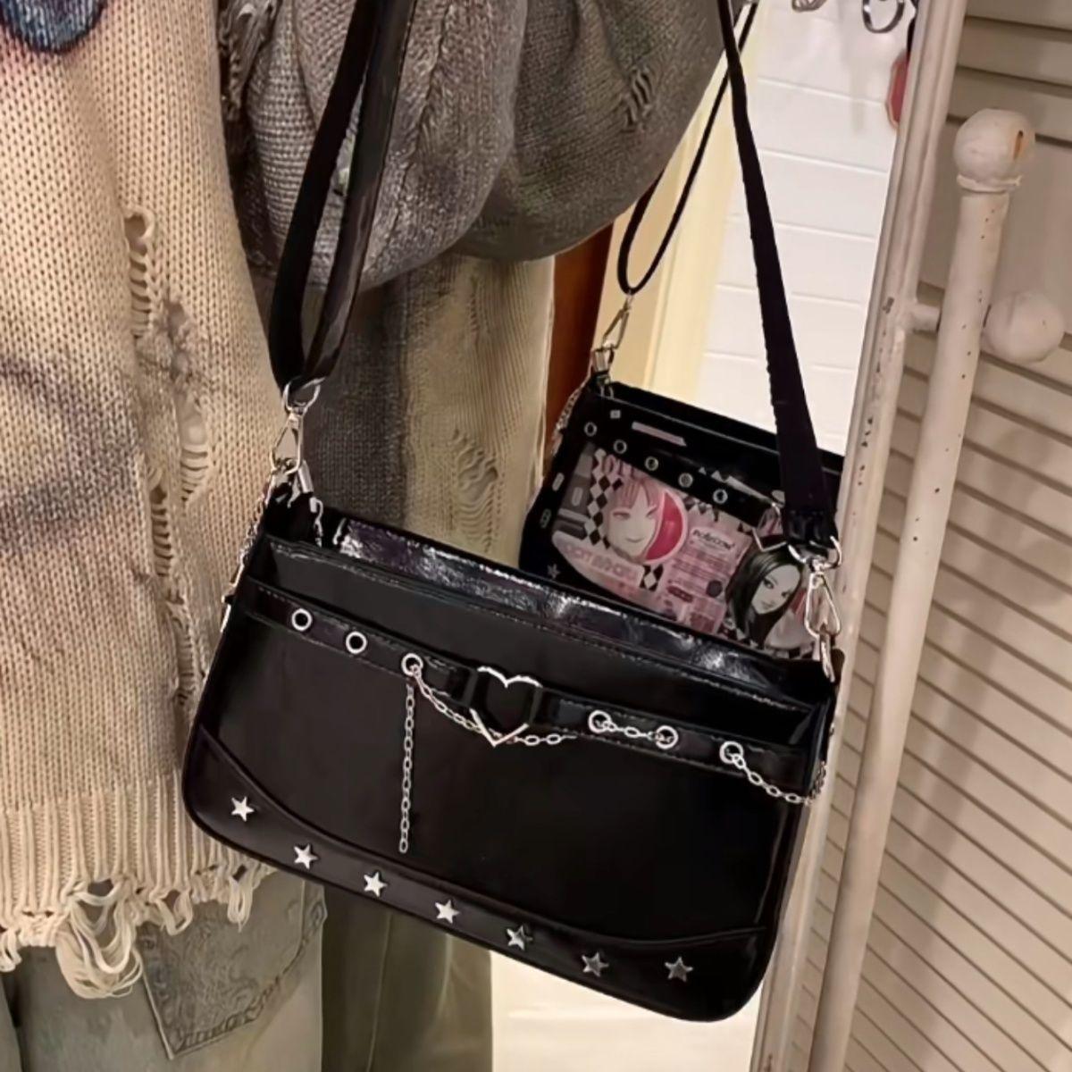 Japanese Y2K Star Rivet Shoulder Bag Women Harajuku Chain Anime Pin Display Ita Bag Ladies Casual Versatile Daily Crossbody Bags 26x15x7cm чорний
Japanese Y2K Star Rivet Shoulder Bag Women Harajuku Chain Anime Pin Display Ita Bag Ladies Casual Versatile Daily Crossbody Bags 26x15x7cm чорний