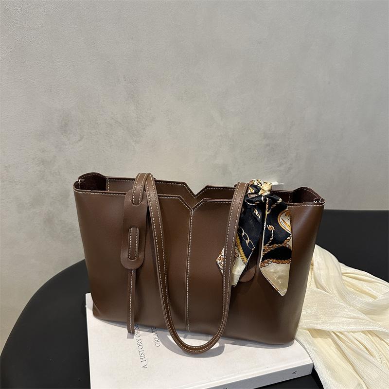 Ретро мода простой новый тоут подмышку женская сумка большая вместимость весна новый атмосферный премиум сумка на плечо темно-коричневого
Ретро мода простой новый тоут подмышку женская сумка большая вместимость весна новый атмосферный премиум сумка на плечо темно-коричневого