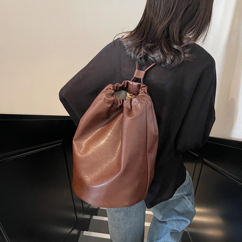 Niche soft-sided backpack bag women s autumn and winter 2025 new fashion retro bucket bag casual large-capacity backpack 25*25*33 чёрный
Niche soft-sided backpack bag women s autumn and winter 2025 new fashion retro bucket bag casual large-capacity backpack 25*25*33 чёрный