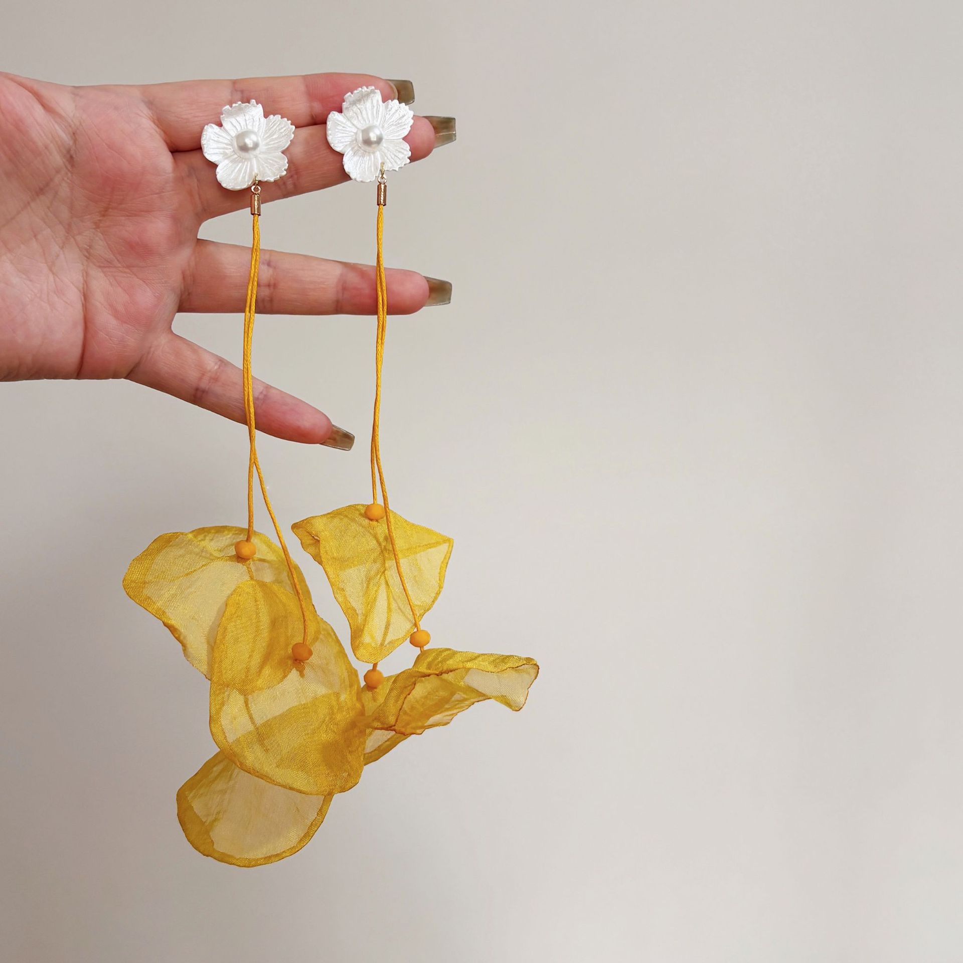 Silver needle fabric flower pearl fringed earrings super fairy temperament versatile stud earrings niche fashion high sense earrings women
Silver needle fabric flower pearl fringed earrings super fairy temperament versatile stud earrings niche fashion high sense earrings women