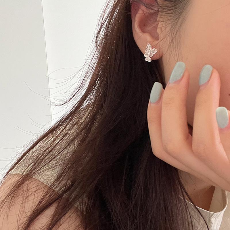 Matte hollow butterfly stud earrings simple and versatile high-end earrings women s fashion small temperament earrings
Matte hollow butterfly stud earrings simple and versatile high-end earrings women s fashion small temperament earrings