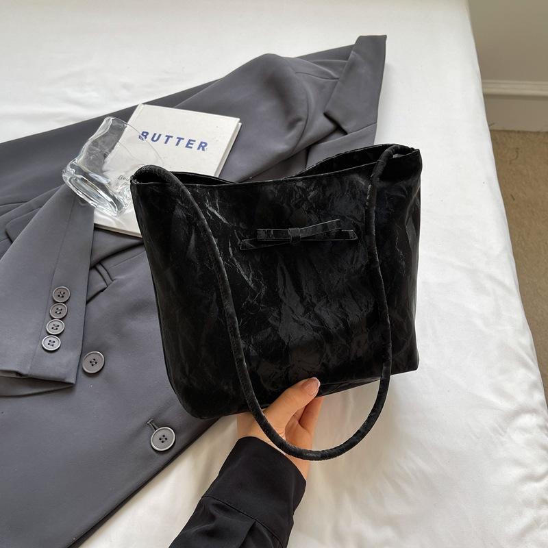 Женская сумка 2024 года, летняя новая простая модная сумка-мессенджер, повседневная корейская версия, одно плечо, простая, в этом году популярная сумка-ведро чёрный
Женская сумка 2024 года, летняя новая простая модная сумка-мессенджер, повседневная корейская версия, одно плечо, простая, в этом году популярная сумка-ведро чёрный