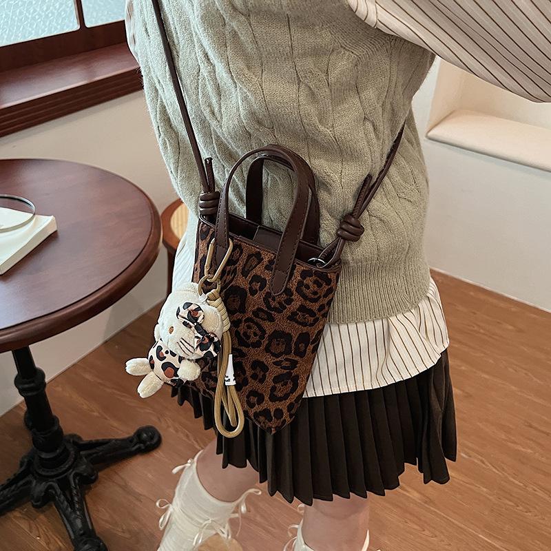Niche design fashionable retro shoulder portable small square bag women s 2025 autumn new crossbody leopard print bag 14*5*19 кавовий
Niche design fashionable retro shoulder portable small square bag women s 2025 autumn new crossbody leopard print bag 14*5*19 кавовий