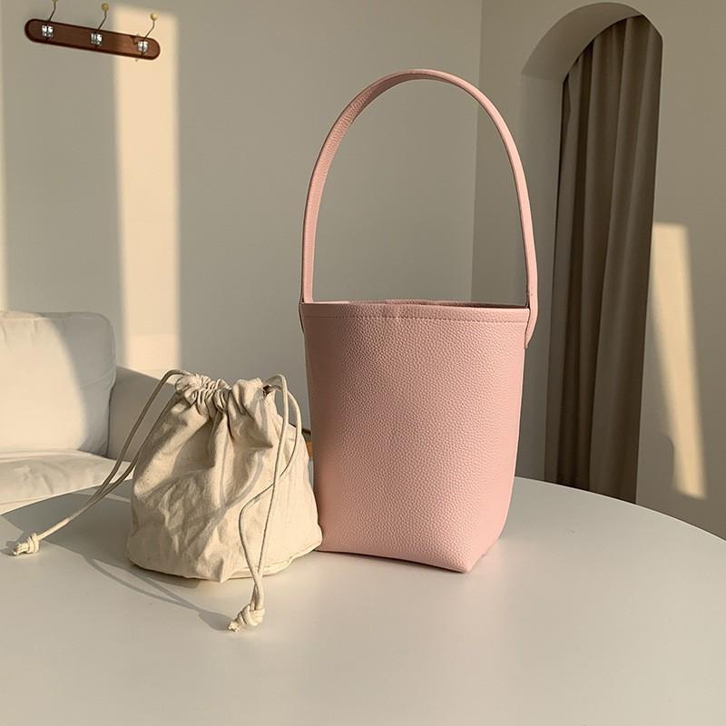 Korean Style Lychee Pattern Styling Soft Leather Cylinder Handbag Large Capacity Niche All-matching Simple Commuter Bucket Bag Storage рожевий
Korean Style Lychee Pattern Styling Soft Leather Cylinder Handbag Large Capacity Niche All-matching Simple Commuter Bucket Bag Storage рожевий