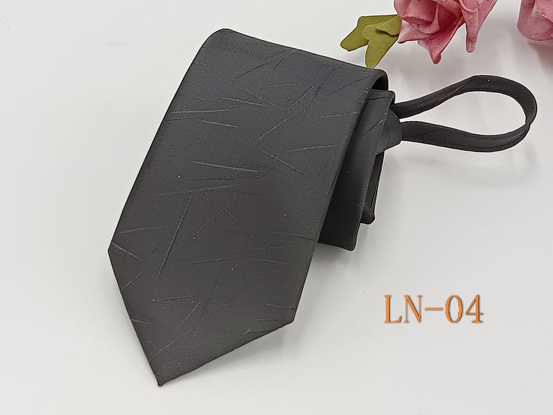 Мужской профессиональный полосатый жаккардовый галстук на молнии (7см) - Окрашенная пряжа и легко растягивающаяся
Мужской профессиональный полосатый жаккардовый галстук на молнии (7см) - Окрашенная пряжа и легко растягивающаяся