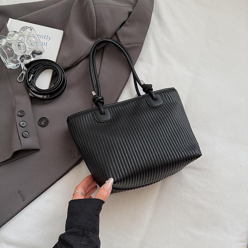 French foreign style fashionable retro bucket bag women s 2025 new simple texture shoulder bag trendy messenger bag чёрный
French foreign style fashionable retro bucket bag women s 2025 new simple texture shoulder bag trendy messenger bag чёрный