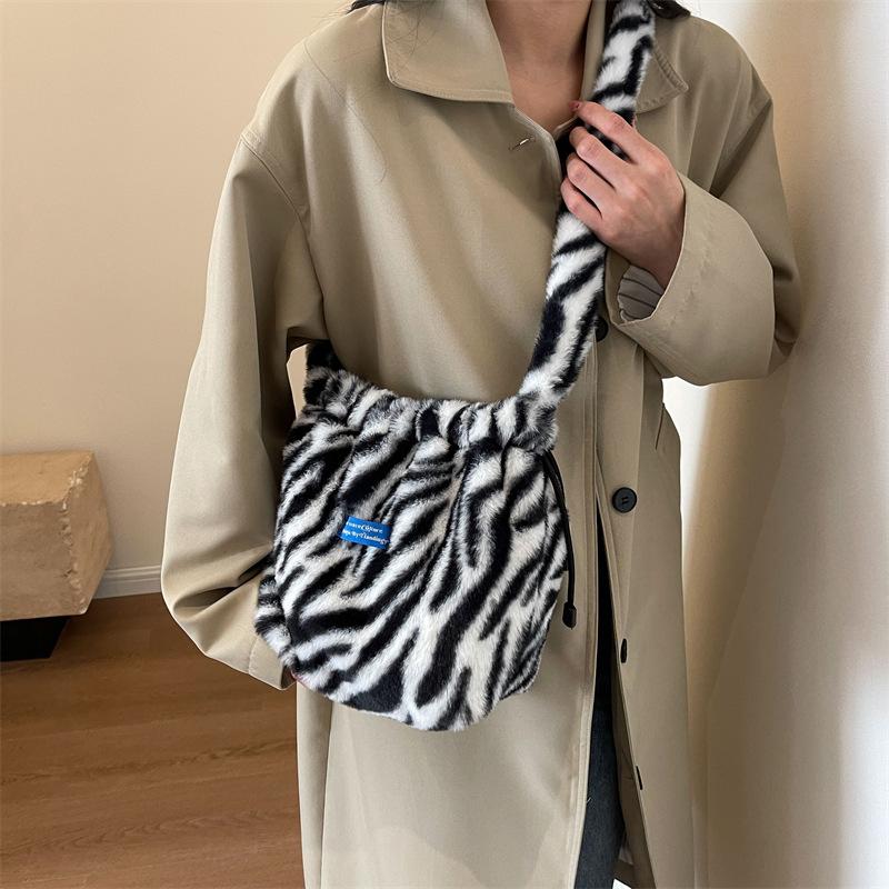 Women s bag autumn and winter new fashion trend Mao Mao shoulder bag simple large capacity plush tote bag casual women s trendy bag
Women s bag autumn and winter new fashion trend Mao Mao shoulder bag simple large capacity plush tote bag casual women s trendy bag