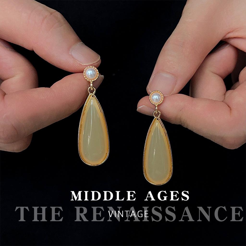 Medieval exaggerated water drop retro Hong Kong style earrings amber literary style stud earrings
Medieval exaggerated water drop retro Hong Kong style earrings amber literary style stud earrings