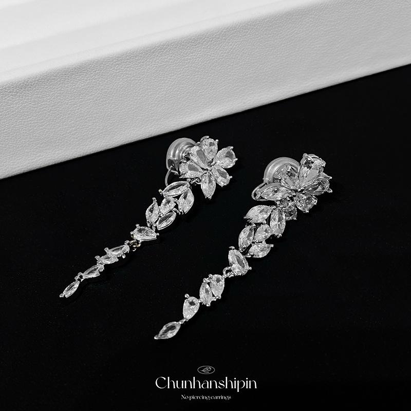 Cold wind, no ear piercings, ear clips, mosquito coil disc, copper plated with zircon studs, women s silver fringed earrings, high-end sense
Cold wind, no ear piercings, ear clips, mosquito coil disc, copper plated with zircon studs, women s silver fringed earrings, high-end sense