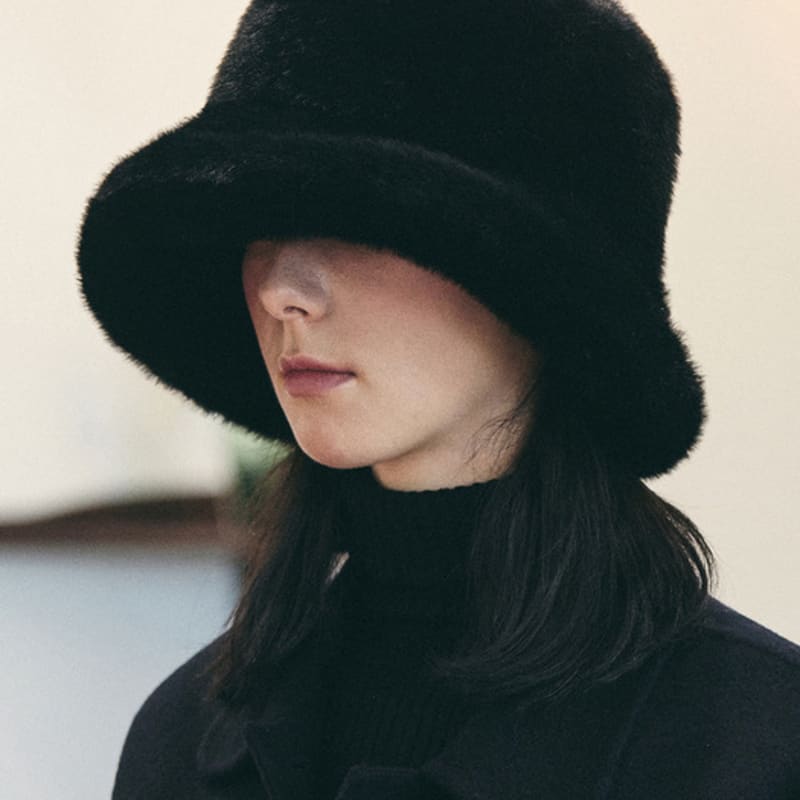 VARZAR VA Long Label Fur Bucket Hat Black FREE
VARZAR VA Long Label Fur Bucket Hat Black FREE