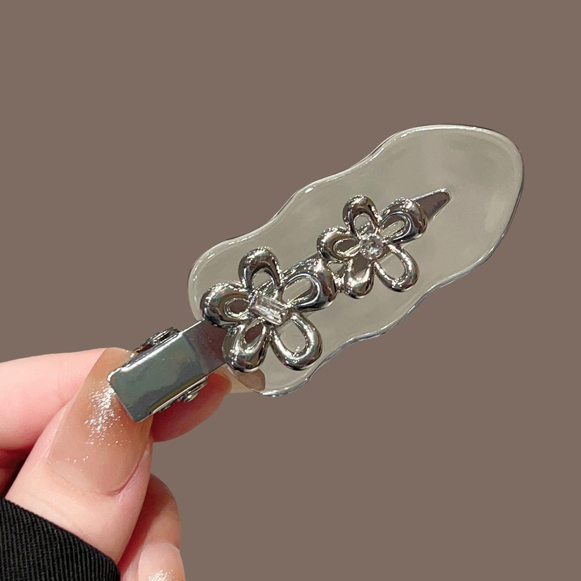 1/2pcs Fashion Metal Flower Irregular Hair Clip Black Dual Color Edge Clip Sweet Cool Style Daily Niche Design Bangs Broken Hair
1/2pcs Fashion Metal Flower Irregular Hair Clip Black Dual Color Edge Clip Sweet Cool Style Daily Niche Design Bangs Broken Hair