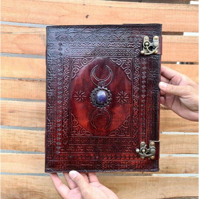 Блокнот Тройная Луна из коричневой кожи ручной работы для записи заклинаний, блокнот из кожи ручной работы с тиснением, подарок на День благодарения 13 x 10 in
Блокнот Тройная Луна из коричневой кожи ручной работы для записи заклинаний, блокнот из кожи ручной работы с тиснением, подарок на День благодарения 13 x 10 in