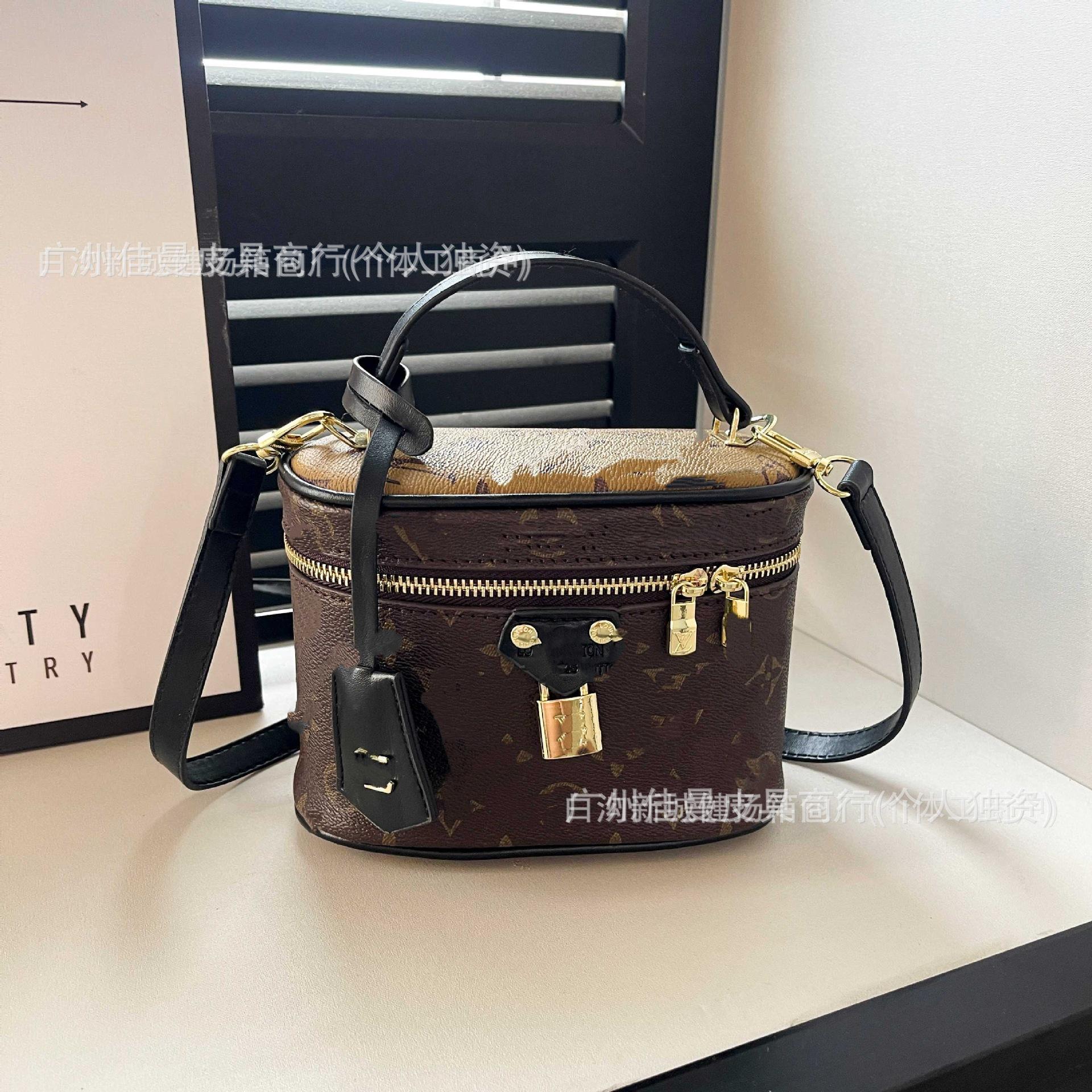 Нова біла триколірна сумка-коробка, висококласна модна трендова брендова косметичка, сумка через плече для роботи, жіноча сумка bag(bag) чорний
Нова біла триколірна сумка-коробка, висококласна модна трендова брендова косметичка, сумка через плече для роботи, жіноча сумка bag(bag) чорний