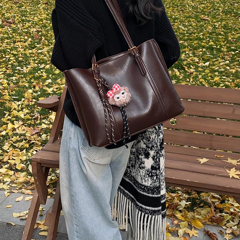 Tote bag women s large-capacity 2025 new bag winter solid color texture shoulder bag college student commuter bag 32*12*26
Tote bag women s large-capacity 2025 new bag winter solid color texture shoulder bag college student commuter bag 32*12*26