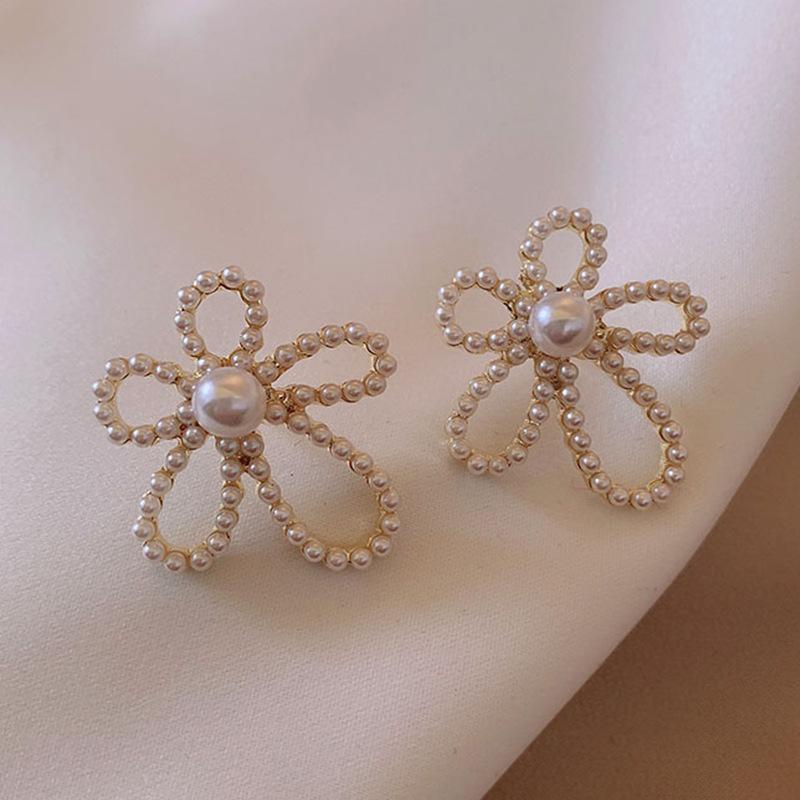 Sterling silver stud earrings women s pearl earrings niche simple and unique sun flower explosion temperament high-end earrings
Sterling silver stud earrings women s pearl earrings niche simple and unique sun flower explosion temperament high-end earrings