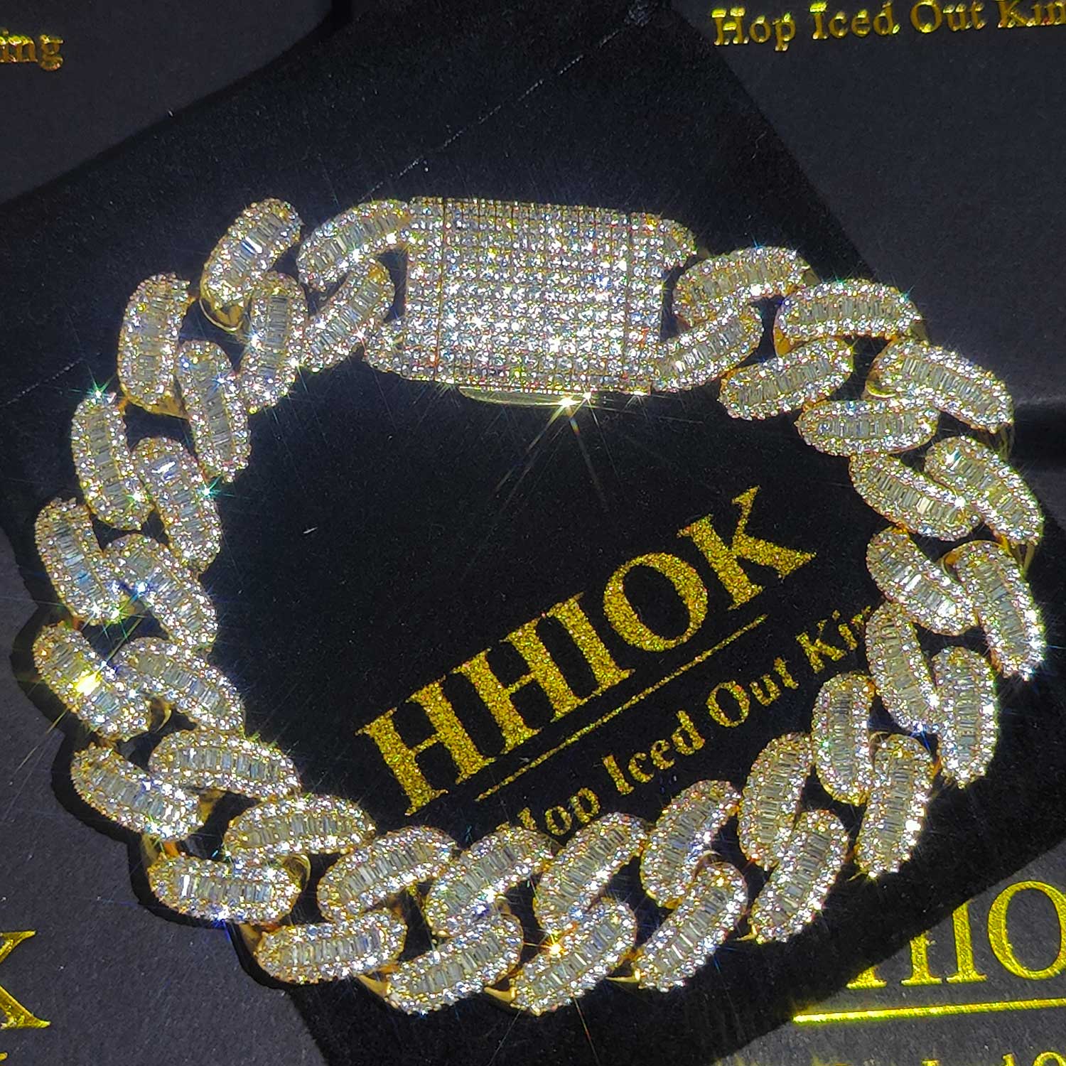 Hip Hop Claw Setting Rectangle 5A Cubic Zirconia Bling Iced Out 15mm Curb Miami Cuban Link Bracelets for Men Rapper Jewelry 7inch золотий
Hip Hop Claw Setting Rectangle 5A Cubic Zirconia Bling Iced Out 15mm Curb Miami Cuban Link Bracelets for Men Rapper Jewelry 7inch золотий