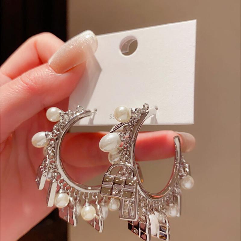 Letter C-shaped bag pearl stud earrings retro style earrings light luxury fashion atmospheric earrings
Letter C-shaped bag pearl stud earrings retro style earrings light luxury fashion atmospheric earrings