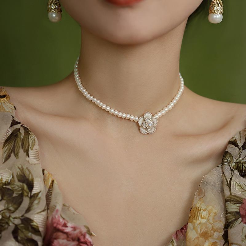 Gold-Plated French Court Pearl Flower Necklace - Retro, Simple, Versatile Fashion Clavicle Chain.
Gold-Plated French Court Pearl Flower Necklace - Retro, Simple, Versatile Fashion Clavicle Chain.