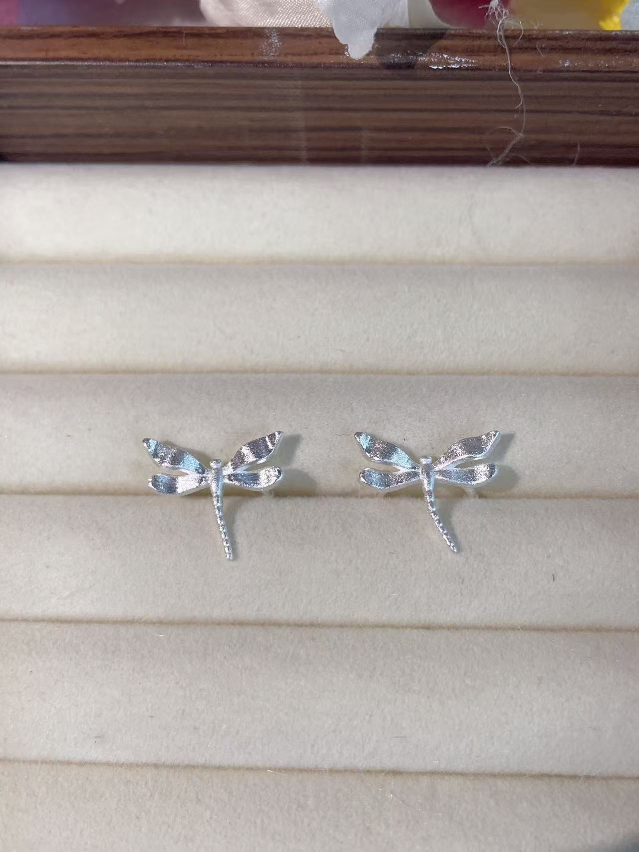 Silver three-dimensional dragonfly ear clips, no ear piercings, niche exquisite earrings, fresh Mori personality versatile ear bone clips
Silver three-dimensional dragonfly ear clips, no ear piercings, niche exquisite earrings, fresh Mori personality versatile ear bone clips