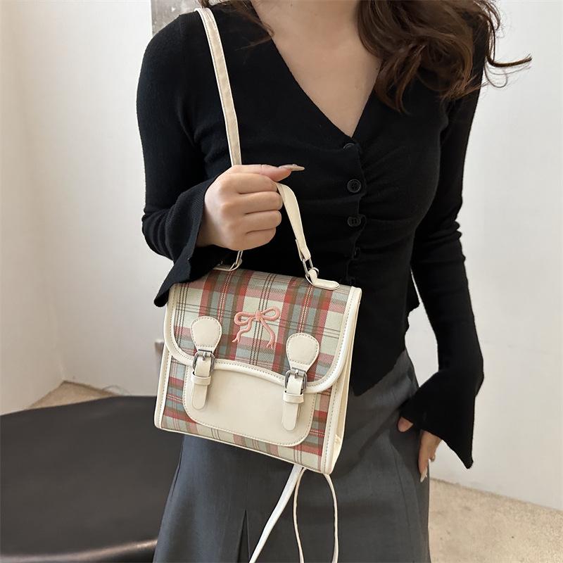 Plaid splicing summer new casual simple bow travel shoulder handbag women s schoolbag білий
Plaid splicing summer new casual simple bow travel shoulder handbag women s schoolbag білий