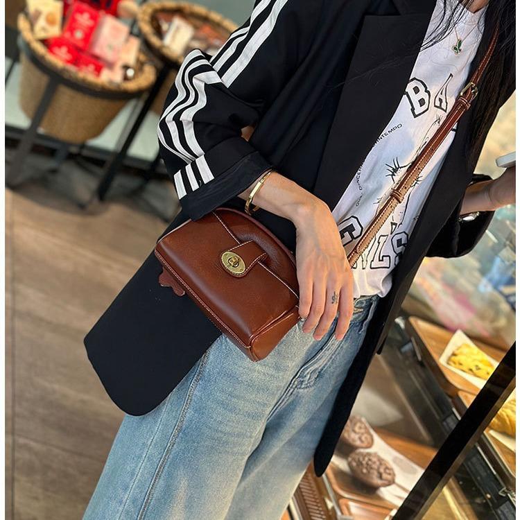 Женская сумка из натуральной кожи, мини-сумка, новая модная универсальная сумка для мобильного телефона, женская сумка через плечо, сумка с диагональным ремешком в стиле ретро коричневый
Женская сумка из натуральной кожи, мини-сумка, новая модная универсальная сумка для мобильного телефона, женская сумка через плечо, сумка с диагональным ремешком в стиле ретро коричневый