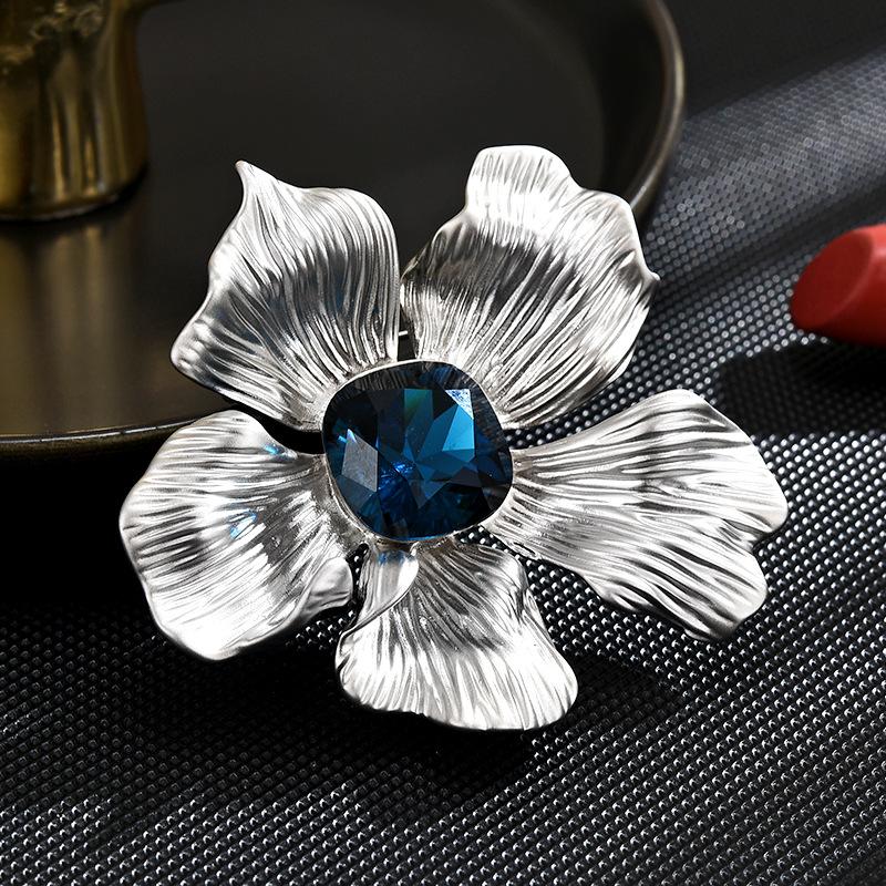 Elegant Women s Light Luxury Design Flower Brooch Clothing Accessories Holiday Gifts Fashionable Jewelry
Elegant Women s Light Luxury Design Flower Brooch Clothing Accessories Holiday Gifts Fashionable Jewelry
