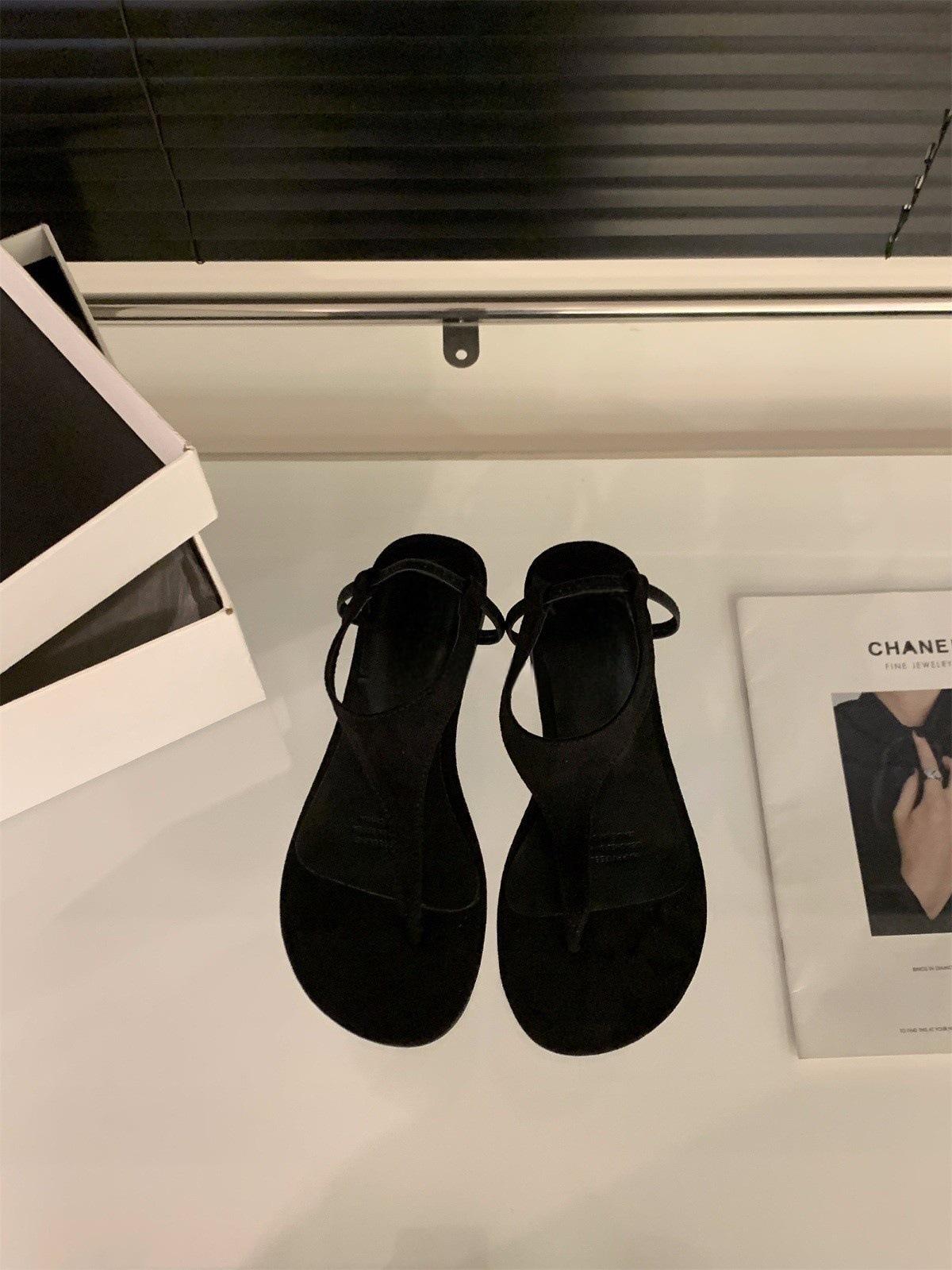 Flat-bottomed retro vacation wind pinch sandals fairy shoes 2025 new summer black versatile beach Roman shoes 35
Flat-bottomed retro vacation wind pinch sandals fairy shoes 2025 new summer black versatile beach Roman shoes 35