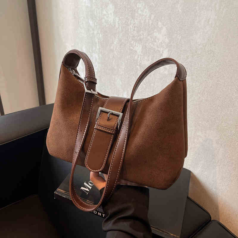 Высококачественные винтажные сумки через подмышку для женщин из искусственной замши с матовым покрытием, сумка-пельмень на плечо, модные коричневые сумки для пригородных поездок
Высококачественные винтажные сумки через подмышку для женщин из искусственной замши с матовым покрытием, сумка-пельмень на плечо, модные коричневые сумки для пригородных поездок