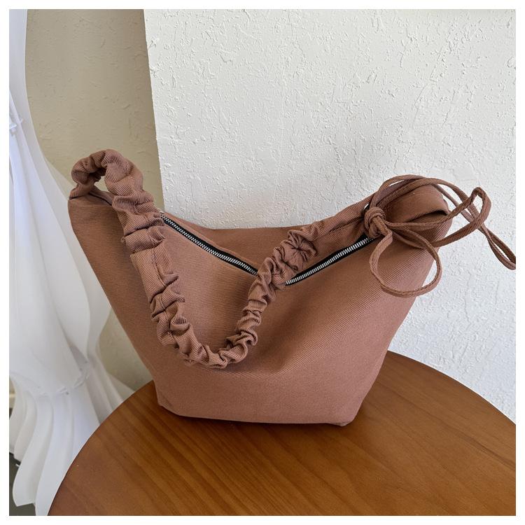 Повседневный холщовый 2025 Новый большой вместимости Зимний повседневный тренд Легкий кроссбоди На одно плечо Сумка-пельмень коричневый
Повседневный холщовый 2025 Новый большой вместимости Зимний повседневный тренд Легкий кроссбоди На одно плечо Сумка-пельмень коричневый