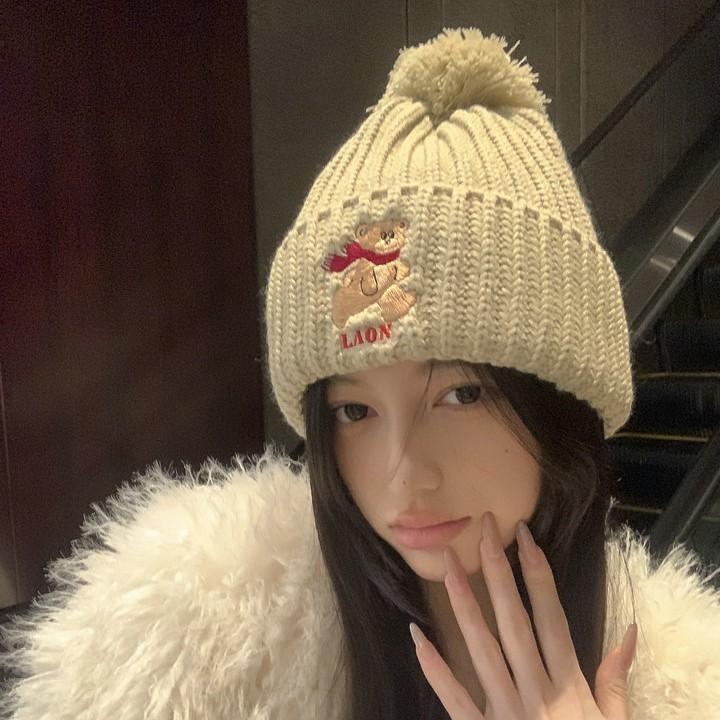 Run Bear Knitted Hat Big Hairball Cute Embroidered Wool Hat Versatile Warm Retro Ear Protector Cold Hat M(56-58cm) темно-коричневого кольору
Run Bear Knitted Hat Big Hairball Cute Embroidered Wool Hat Versatile Warm Retro Ear Protector Cold Hat M(56-58cm) темно-коричневого кольору