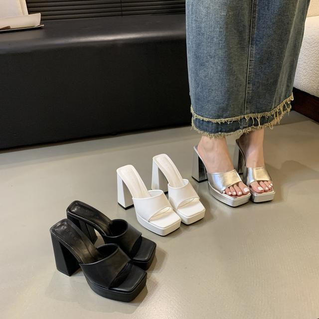 European and American style simple thick high heel square head sandals platform water table high heel after the word empty cool slippers 2025 summer 35
European and American style simple thick high heel square head sandals platform water table high heel after the word empty cool slippers 2025 summer 35