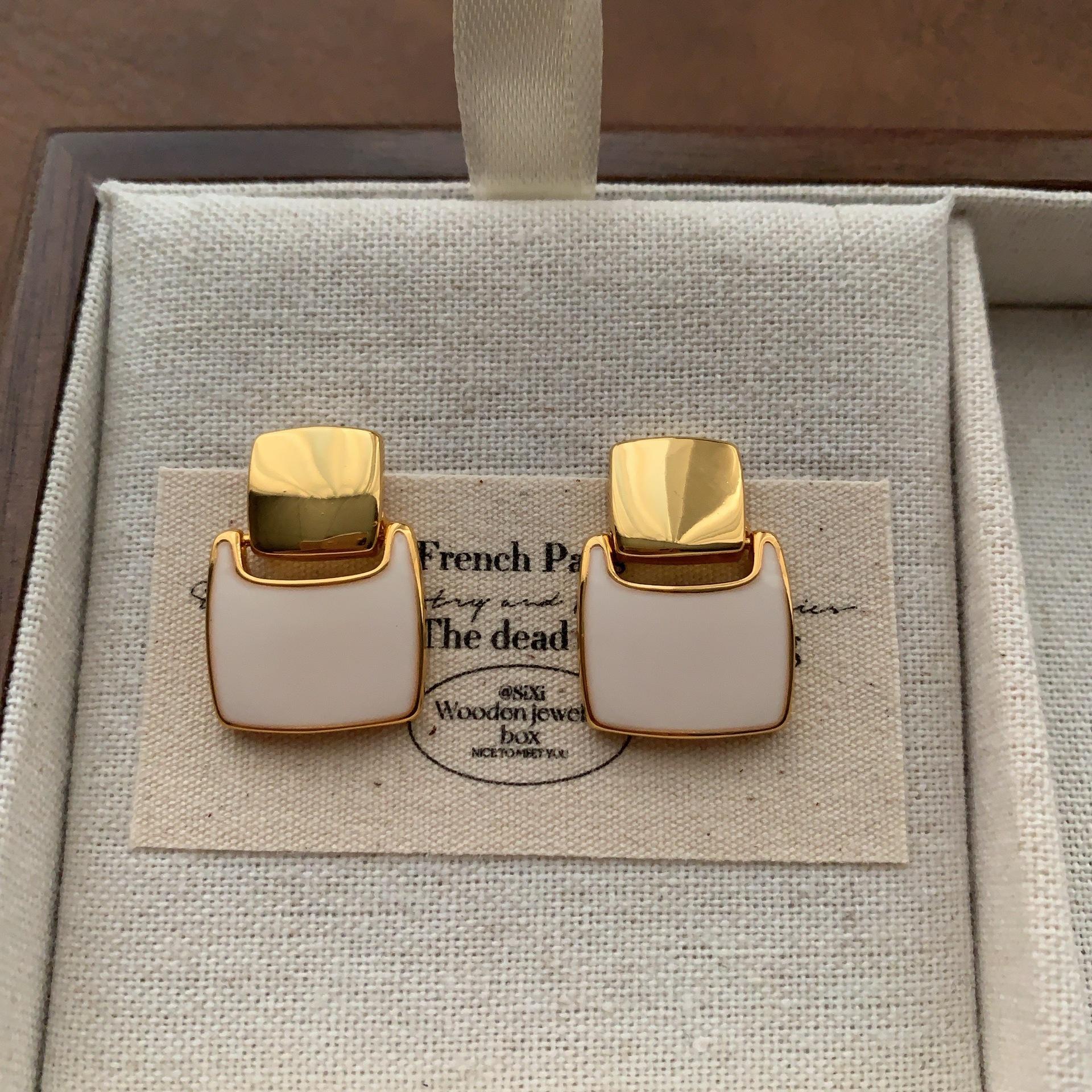 High-end square enamel three-dimensional simple stud earrings French retro elegant daily exquisite niche earrings women
High-end square enamel three-dimensional simple stud earrings French retro elegant daily exquisite niche earrings women
