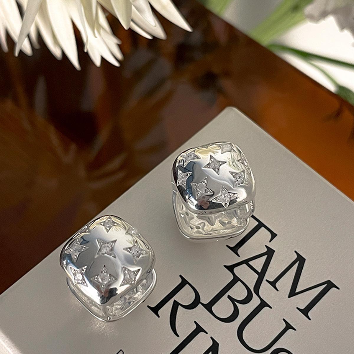 Hollow star earrings, niche design sense, small fragrance, light luxury ear buckle earrings, temperament, earrings tide
Hollow star earrings, niche design sense, small fragrance, light luxury ear buckle earrings, temperament, earrings tide