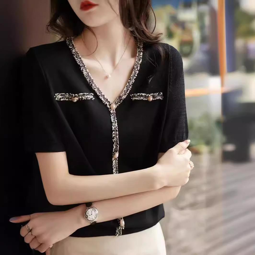 Шикарный топ из трикотажа «ледяной шелк» с V-образным вырезом, бахромой и жемчужными пуговицами – женская свободная летняя футболка Extra Large чёрный
Шикарный топ из трикотажа «ледяной шелк» с V-образным вырезом, бахромой и жемчужными пуговицами – женская свободная летняя футболка Extra Large чёрный