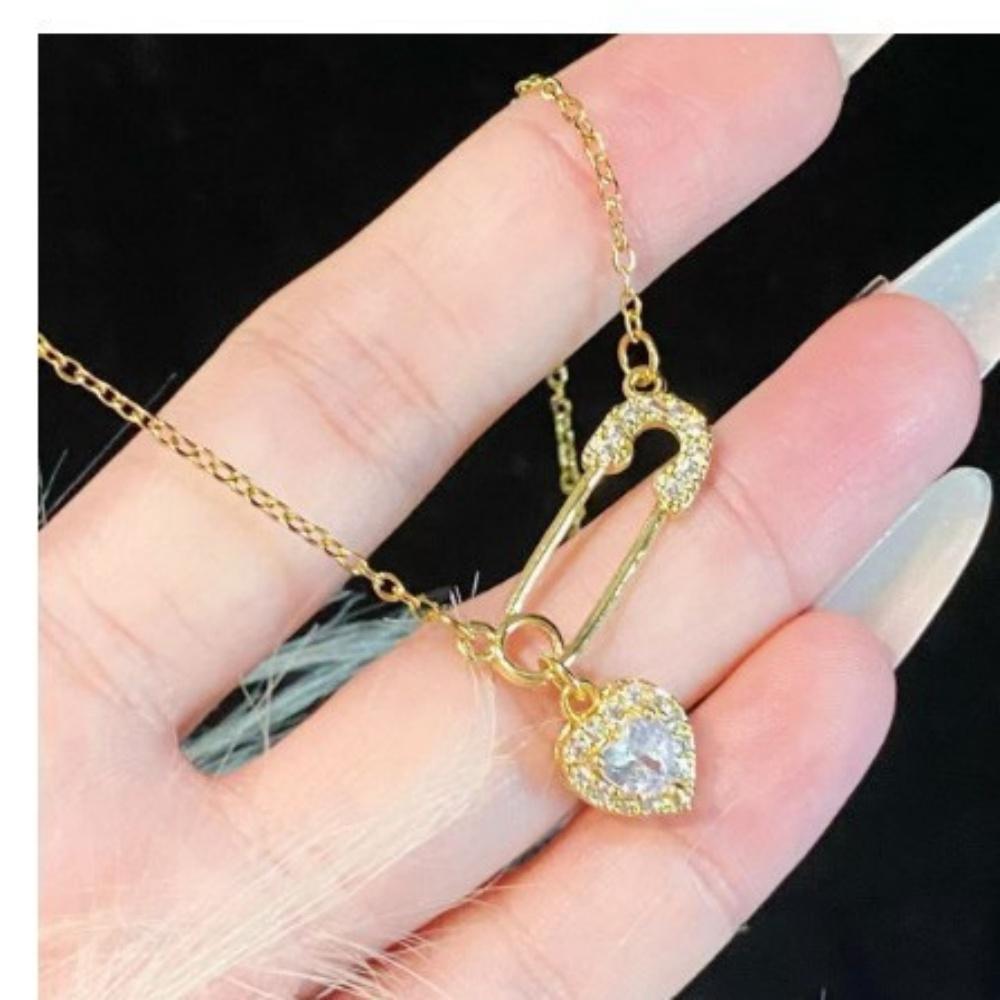 1 Piece Pin Pink Diamond Heart Necklace, Sweet and Cool Style, Suitable for Daily Commute / Date Outfits / Valentine s Day Gift
1 Piece Pin Pink Diamond Heart Necklace, Sweet and Cool Style, Suitable for Daily Commute / Date Outfits / Valentine s Day Gift