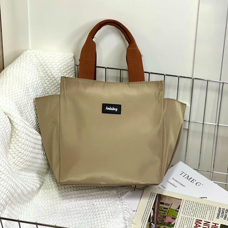 New niche collision color ribbon water cup umbrella position portable lunch box bag bento bag work hand bag хакі
New niche collision color ribbon water cup umbrella position portable lunch box bag bento bag work hand bag хакі