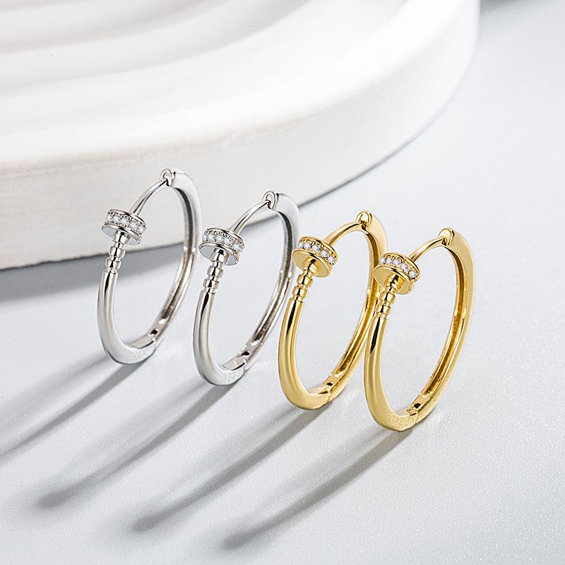 Nail Ear Buckle Women S Fashion Geometric Round Diamond-Set Earrings Simple Temperament Geometric Earrings біле золото кольору
Nail Ear Buckle Women S Fashion Geometric Round Diamond-Set Earrings Simple Temperament Geometric Earrings біле золото кольору