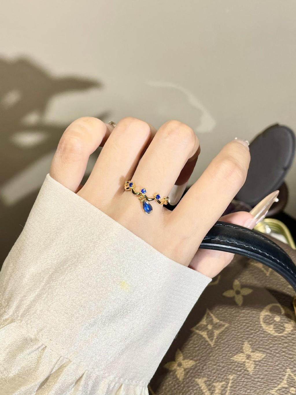 Elegant Blue Drop Shaped Ring For Women With Vintage Crown And Wavy Design
Elegant Blue Drop Shaped Ring For Women With Vintage Crown And Wavy Design