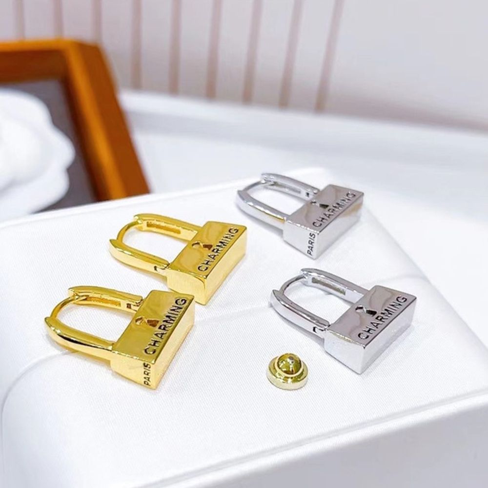 Copper Girl Trendy Unique Lock Earrings Women Hoop Earrings Fashion Jewelry Korean Style Ear Buckle серебряный
Copper Girl Trendy Unique Lock Earrings Women Hoop Earrings Fashion Jewelry Korean Style Ear Buckle серебряный