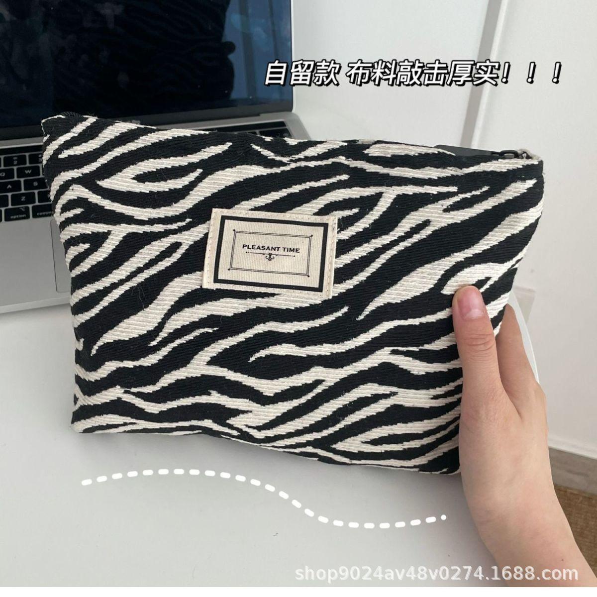 Leopard Print Large Makeup Bag Women Girls Cosmetic Bag Toiletry Organizer Handbag Travel Portable Zipper Make Up Storage Bag as show
Leopard Print Large Makeup Bag Women Girls Cosmetic Bag Toiletry Organizer Handbag Travel Portable Zipper Make Up Storage Bag as show