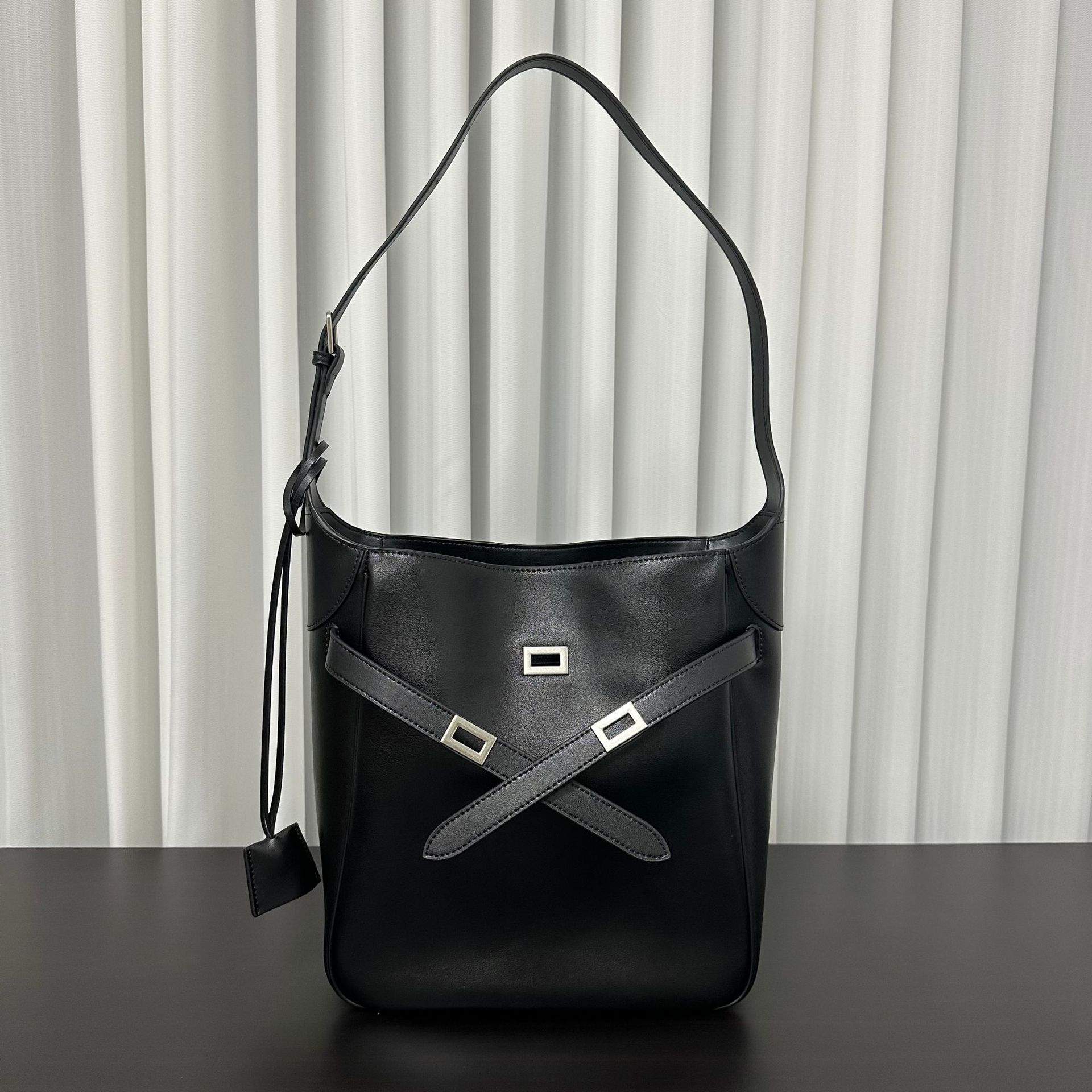 First layer cowhide lock tote bag women s new retro leather bucket bag large capacity commuter shoulder bag large capacity 25*31*11cm
First layer cowhide lock tote bag women s new retro leather bucket bag large capacity commuter shoulder bag large capacity 25*31*11cm