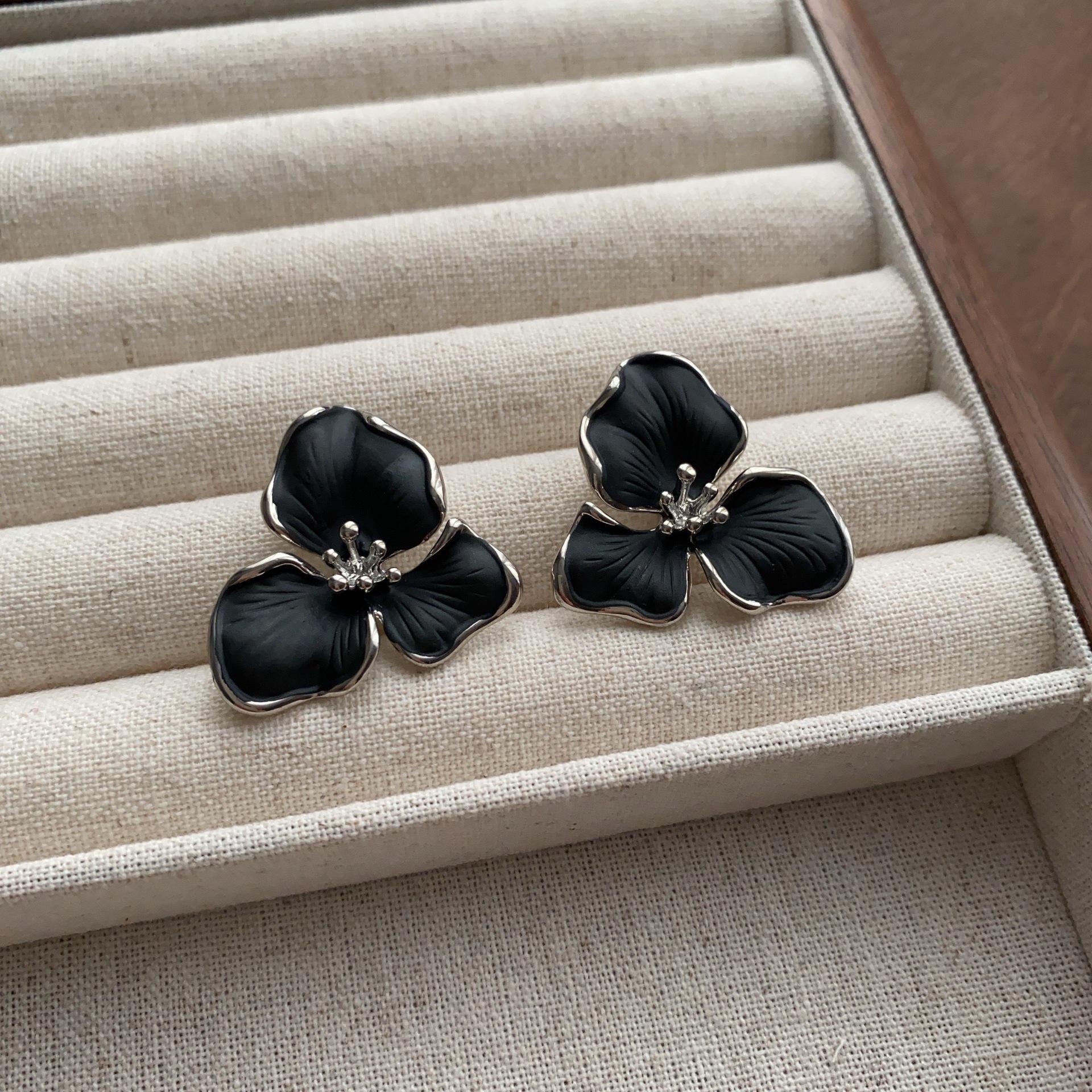 Retro style three-dimensional five-petal flower stud earrings enamel art high-end elegant earrings romantic exquisite earrings
Retro style three-dimensional five-petal flower stud earrings enamel art high-end elegant earrings romantic exquisite earrings