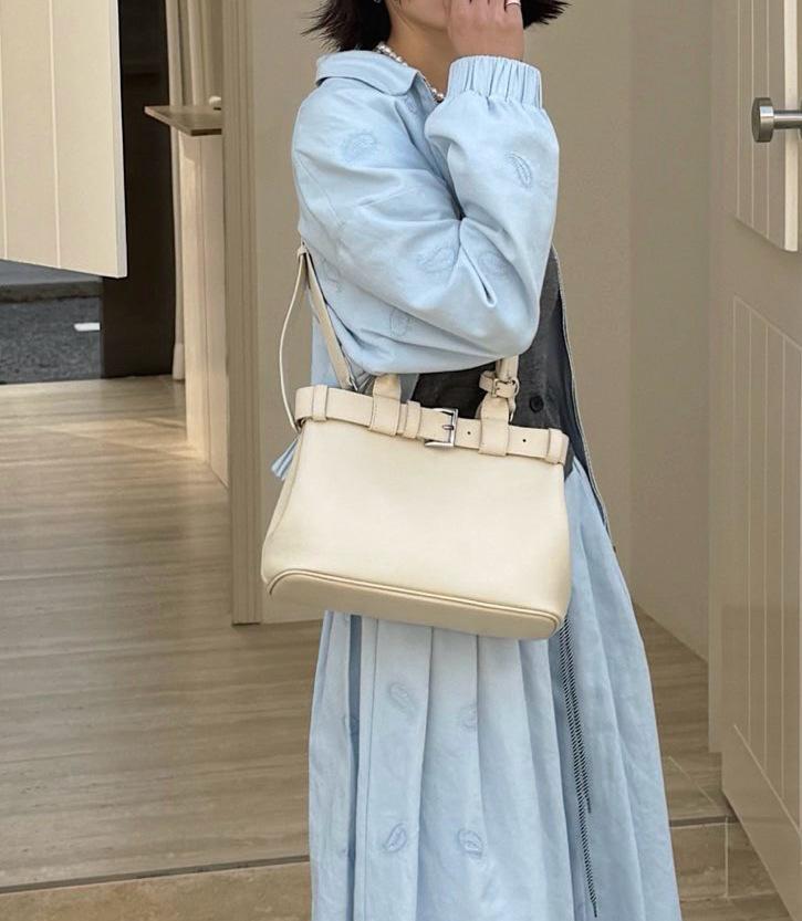 2025 Niche Design Handbag Fashion Universal Single Shoulder Diagonal Cross Bag Ins+fashionable Leather Women s Bag Tote Bag Women 30x13x20cm
2025 Niche Design Handbag Fashion Universal Single Shoulder Diagonal Cross Bag Ins+fashionable Leather Women s Bag Tote Bag Women 30x13x20cm