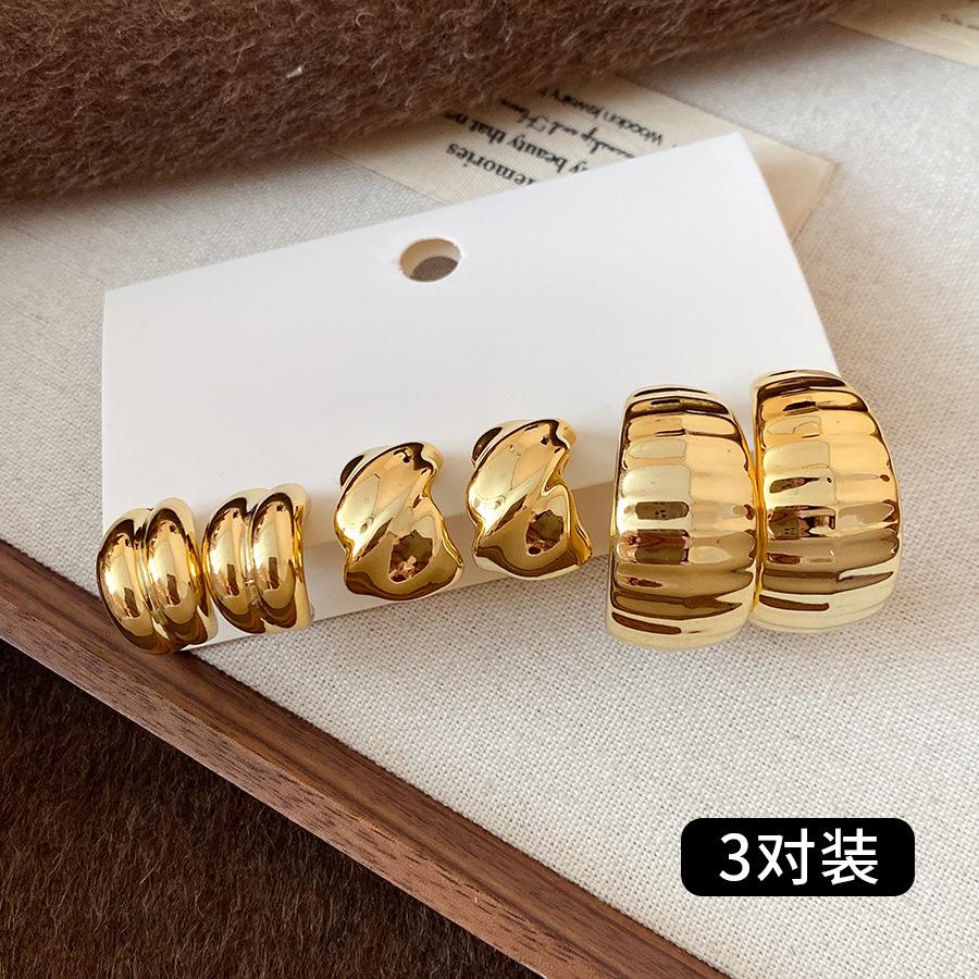 Steel needle simple C-shaped pattern fashion stud earrings set European and American cold wind studs light luxury high-end earrings
Steel needle simple C-shaped pattern fashion stud earrings set European and American cold wind studs light luxury high-end earrings