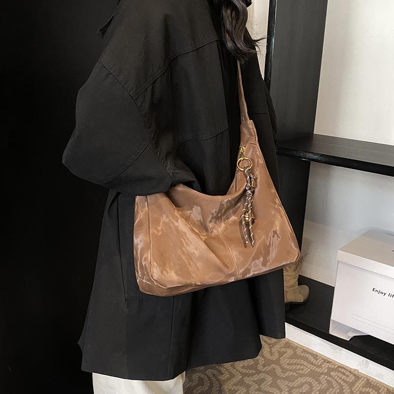 Premium texture handbag women s 2025 autumn and winter new simple fashion large capacity commuter shoulder messenger bag 33*10.5*30 чорний
Premium texture handbag women s 2025 autumn and winter new simple fashion large capacity commuter shoulder messenger bag 33*10.5*30 чорний