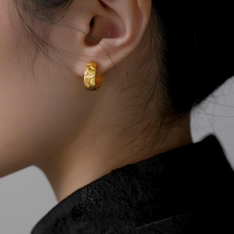 Geometric round fish scale earrings, simple and high-end temperament ear buckles, fashionable and versatile, niche light luxury earrings
Geometric round fish scale earrings, simple and high-end temperament ear buckles, fashionable and versatile, niche light luxury earrings