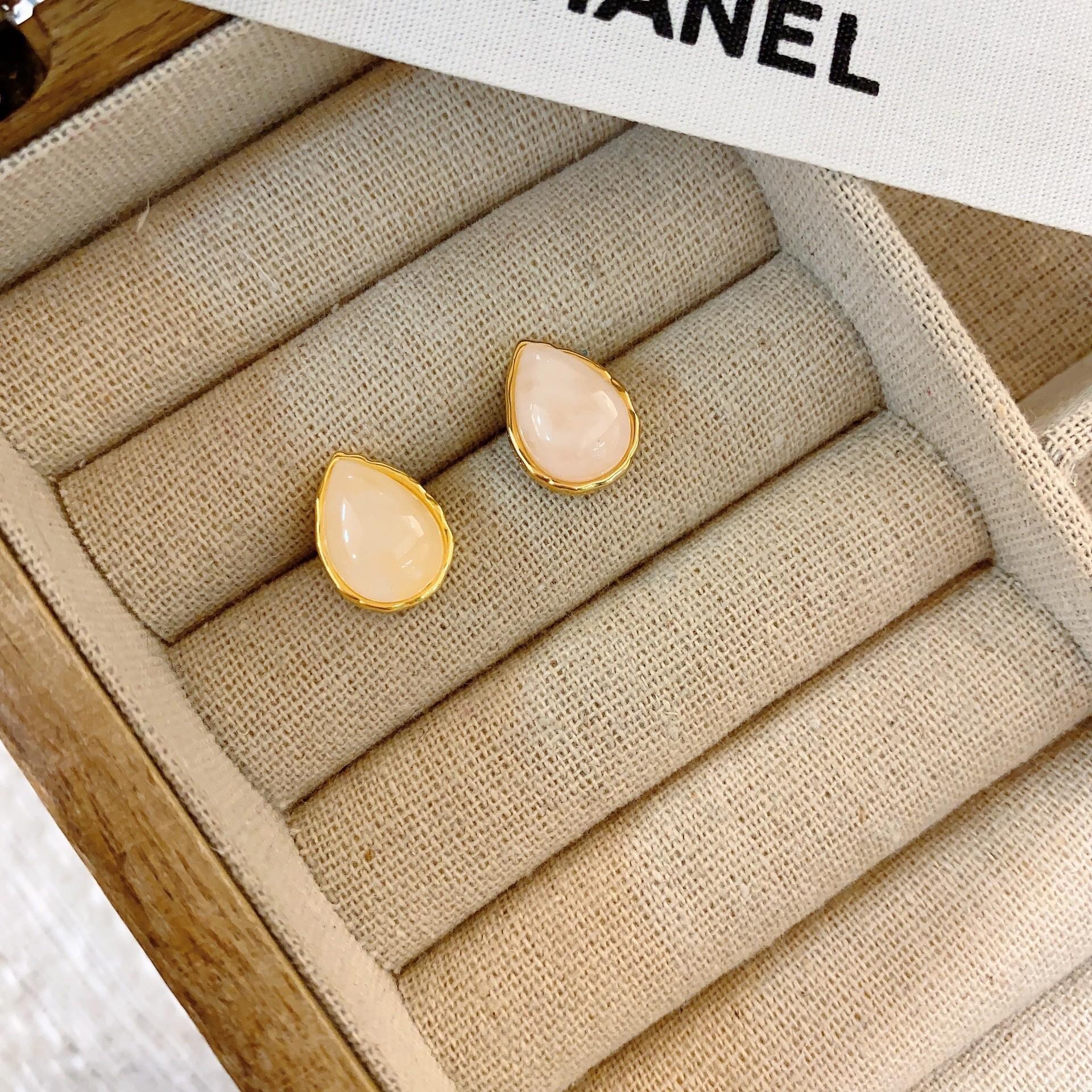 Маленькие серьги-капли в стиле ретро, французские глазурованные серьги-капли, элегантные и универсальные серьги высокого класса, серебряная игла
Маленькие серьги-капли в стиле ретро, французские глазурованные серьги-капли, элегантные и универсальные серьги высокого класса, серебряная игла